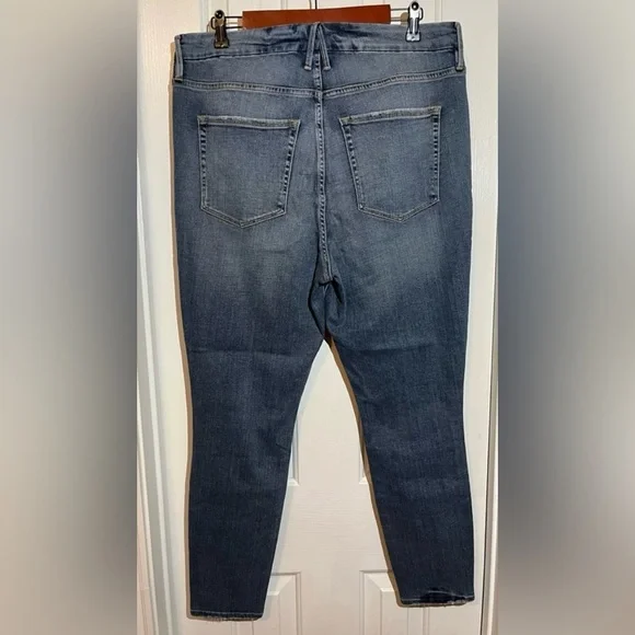 Good American Medium-Wash Jeans - Picture 2 of 12